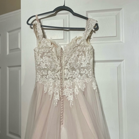 A contemporary white lace and tulle wedding dress with - Picture 3 of 14